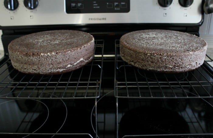 Cooling the cake layers on racks