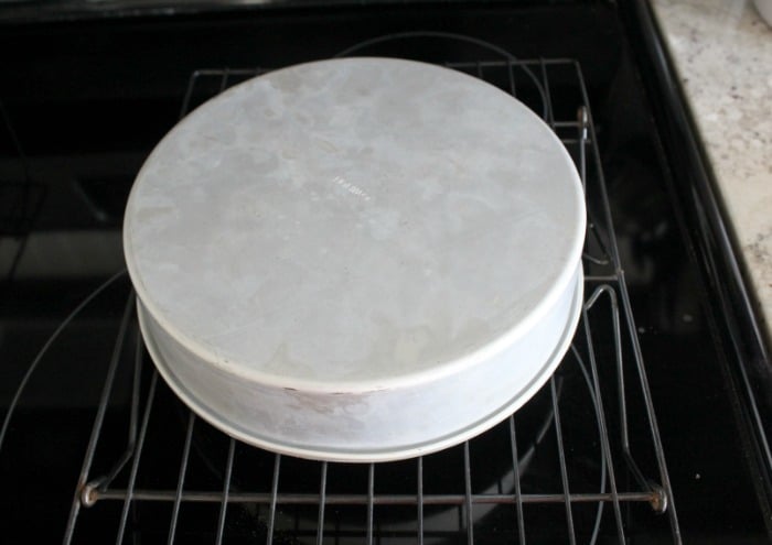 Releasing cake from pan