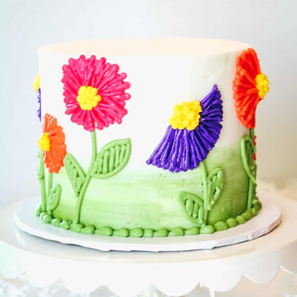 The Wilton Method of Cake Decorating: Easy Royal Icing Flower Cake by  Wilton Instructors - Creativebug