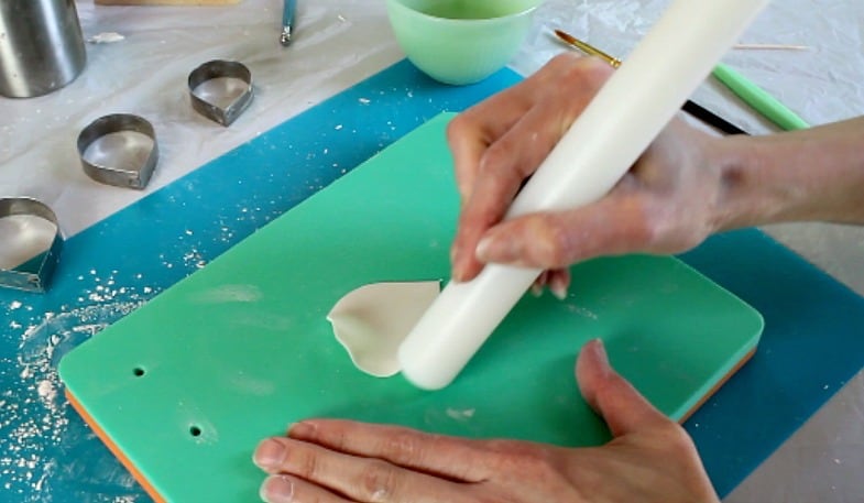 Thinning the gumpaste petals