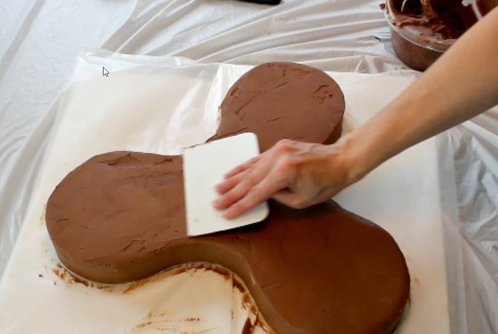 covering the fidget spinner cake in chocolate buttercream
