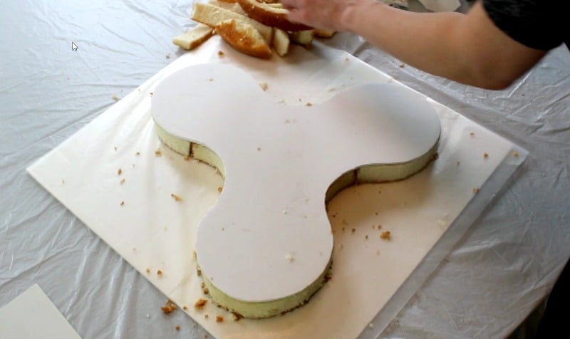adding cake board to fidget spinner cake