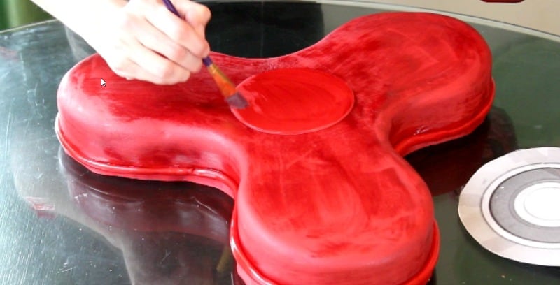 painting the middle circle on fidget spinner cake