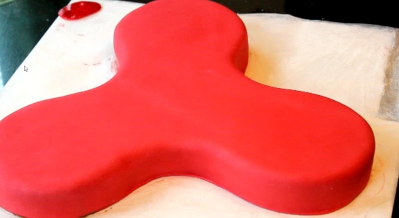covered fidget spinner cake with fondant