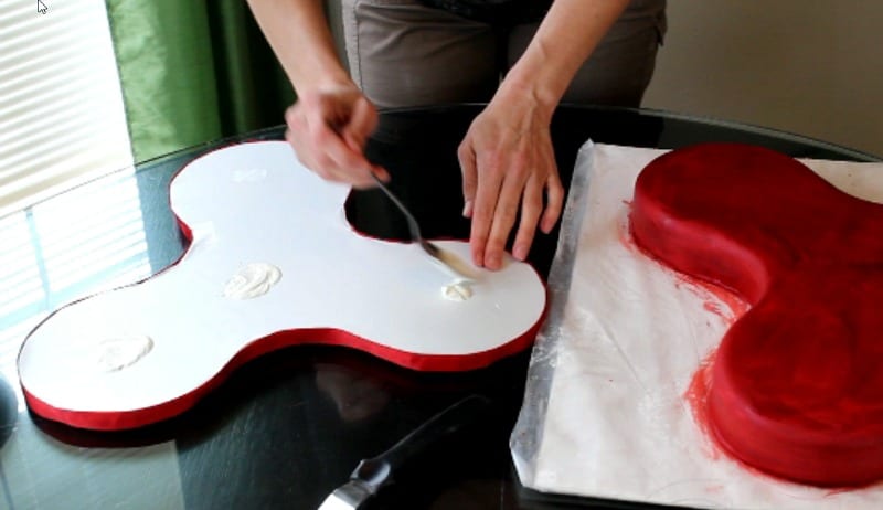 attaching cake to bottom cake board for fidget spinner cake