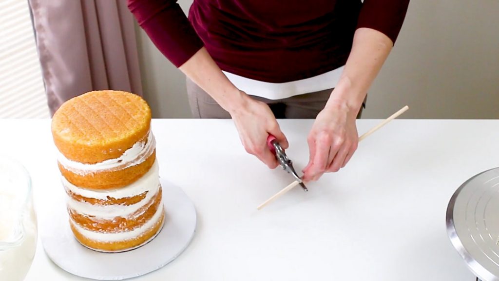 cutting center dowel for cake