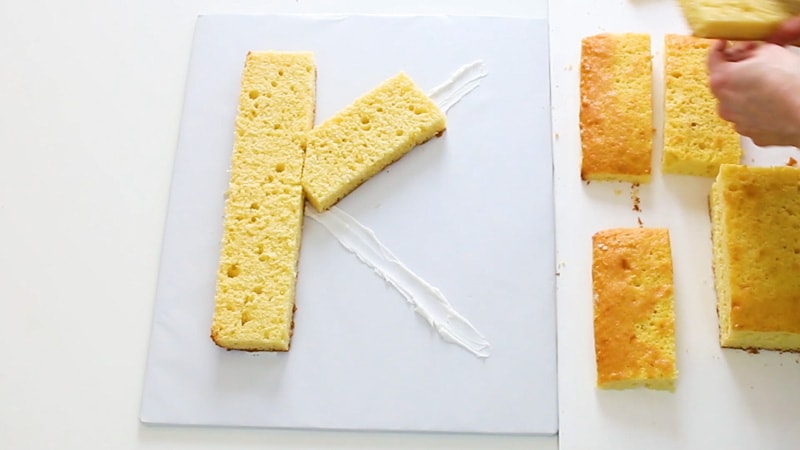 add cake to cake board