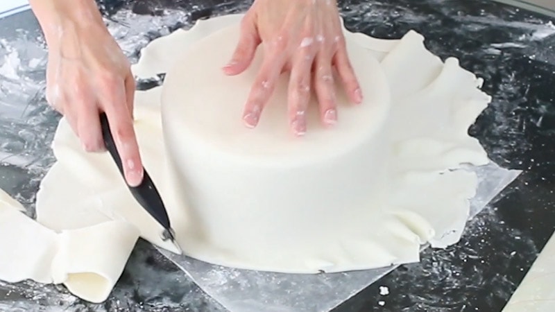 Cut fondant around cake