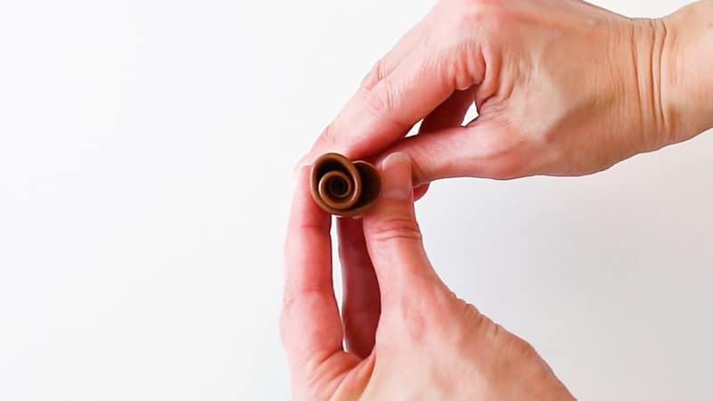 Making smaller tootsie roll roses