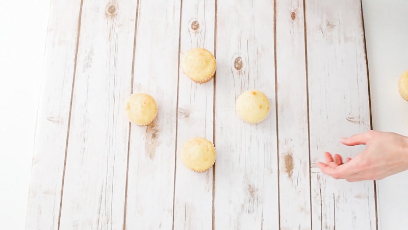 add cupcakes to cake board