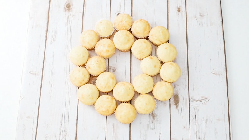 form cupcakes into a wreath shape