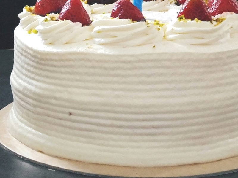 icing ridges on the side of cake