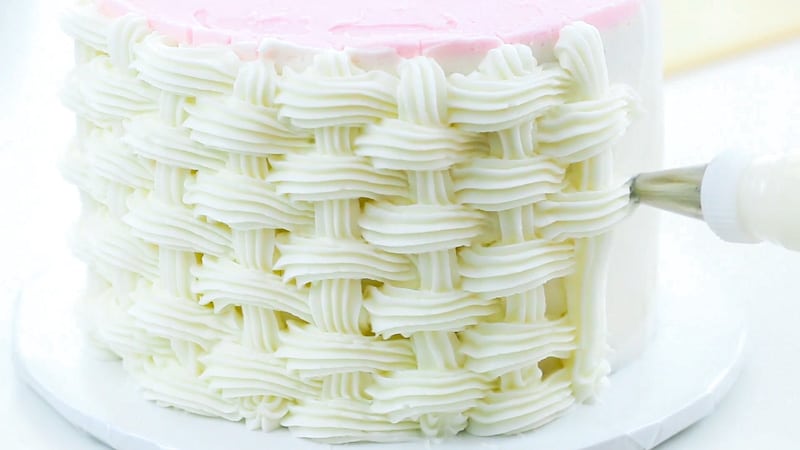 piping a basketweave onto cake