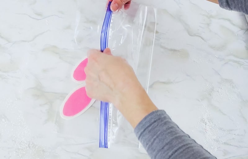 add gumpaste bunny feet to ziplock bag to keep pliable