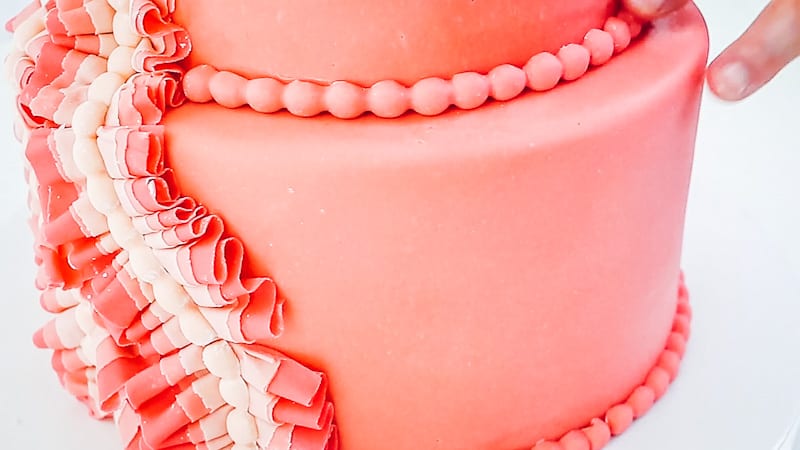 add fondant pearls for the cake border