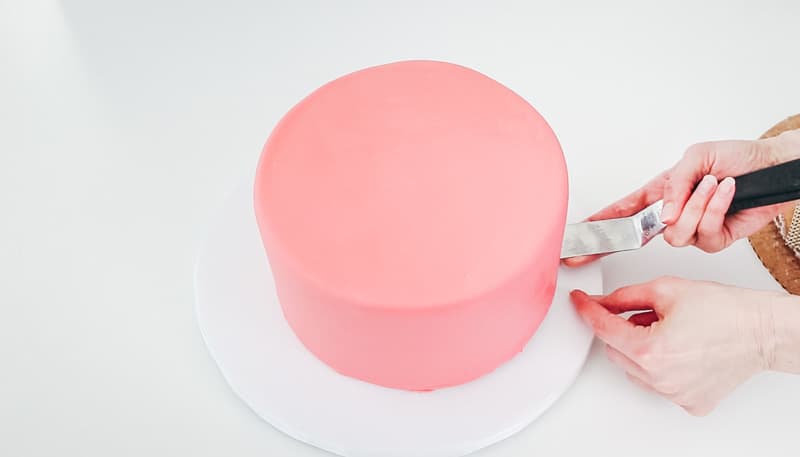 setting cake on cake base