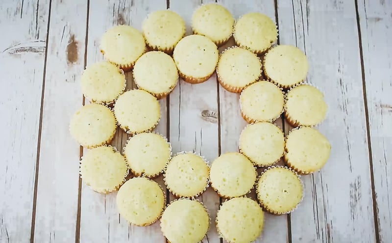 shape the cupcakes into a wreath shape