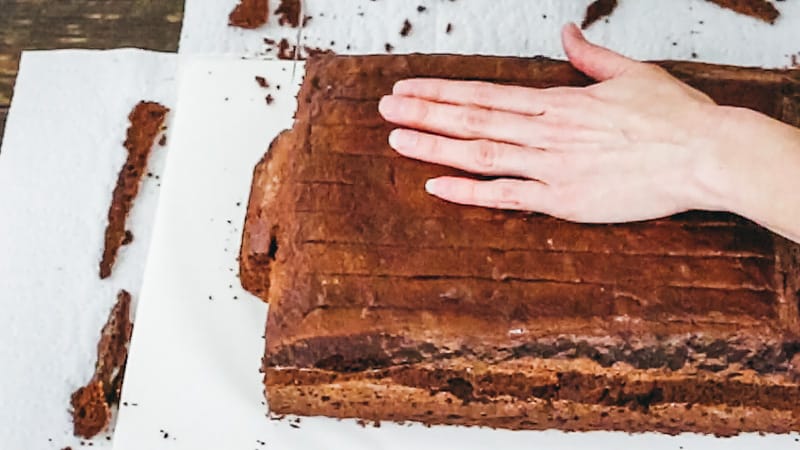 cut the collar of the sweater cake