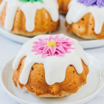 daisy mini cakes featured image