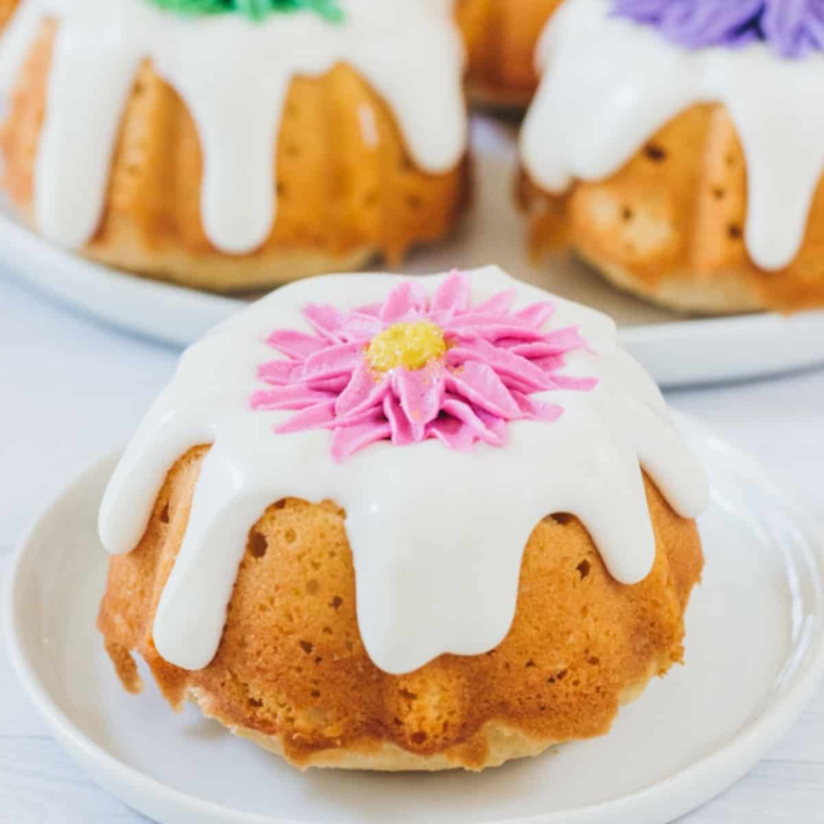 Daisy Mini Bundt Cakes - I Scream for Buttercream