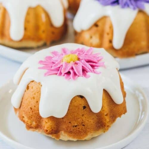 Daisy Mini Bundt Cakes - I Scream for Buttercream