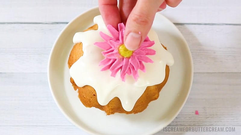 add buttercream daisy to cake