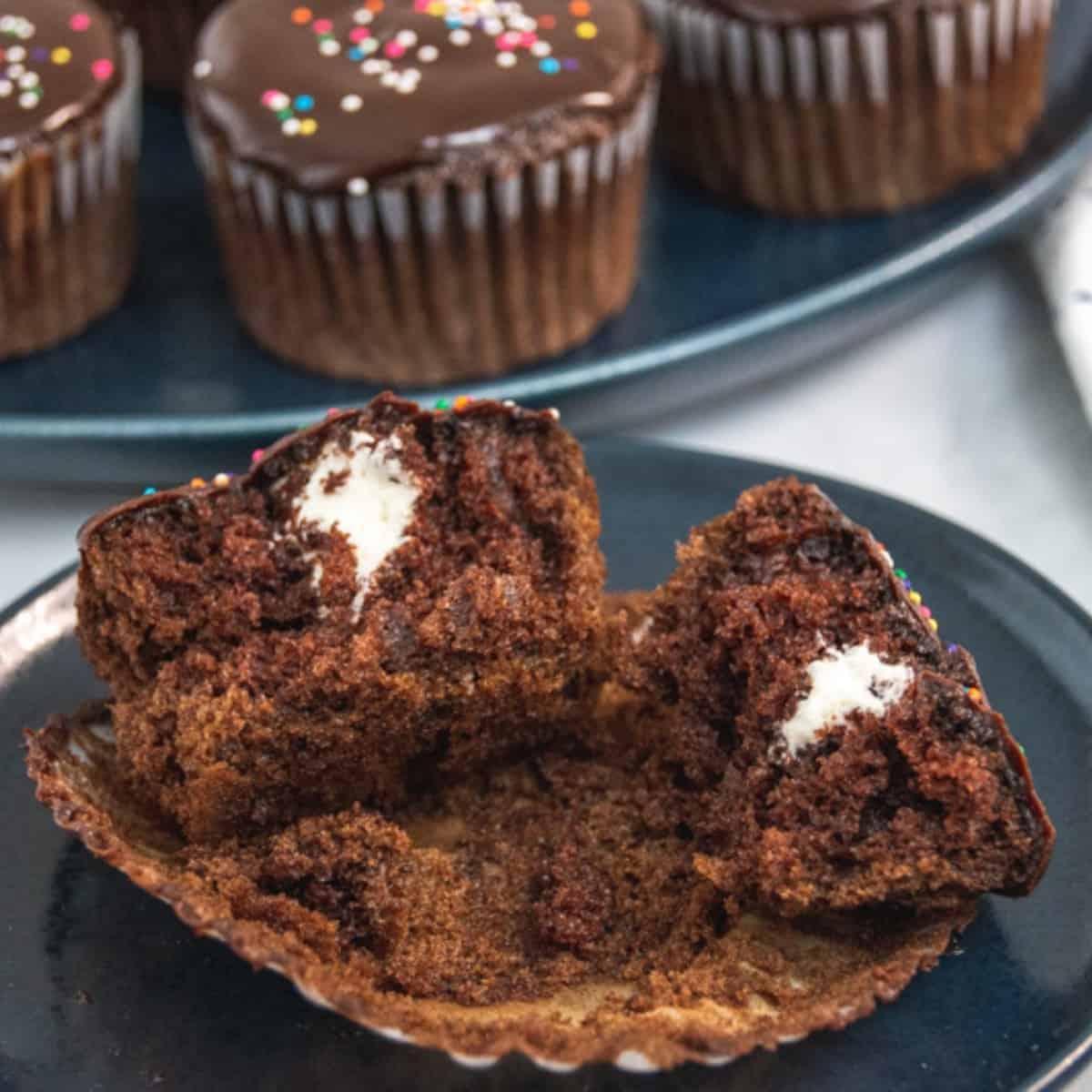 https://iscreamforbuttercream.com/wp-content/uploads/2021/01/cream-filled-chocolate-cupakes-featured-image.jpg