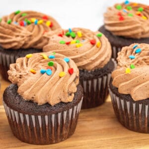 chocolate cupcakes featured image