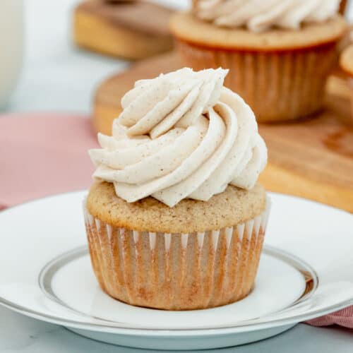 Cinnamon Cupcakes with Cinnamon Buttercream Frosting (Recipe + Video ...