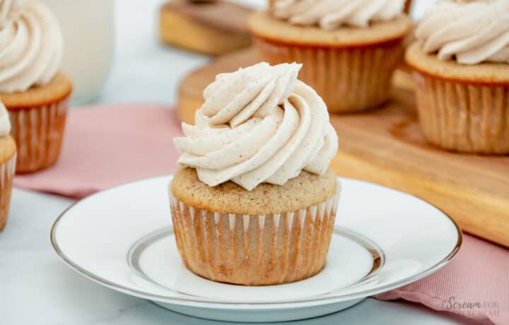 Cinnamon Cupcakes with Cinnamon Buttercream Frosting (Recipe + Video ...