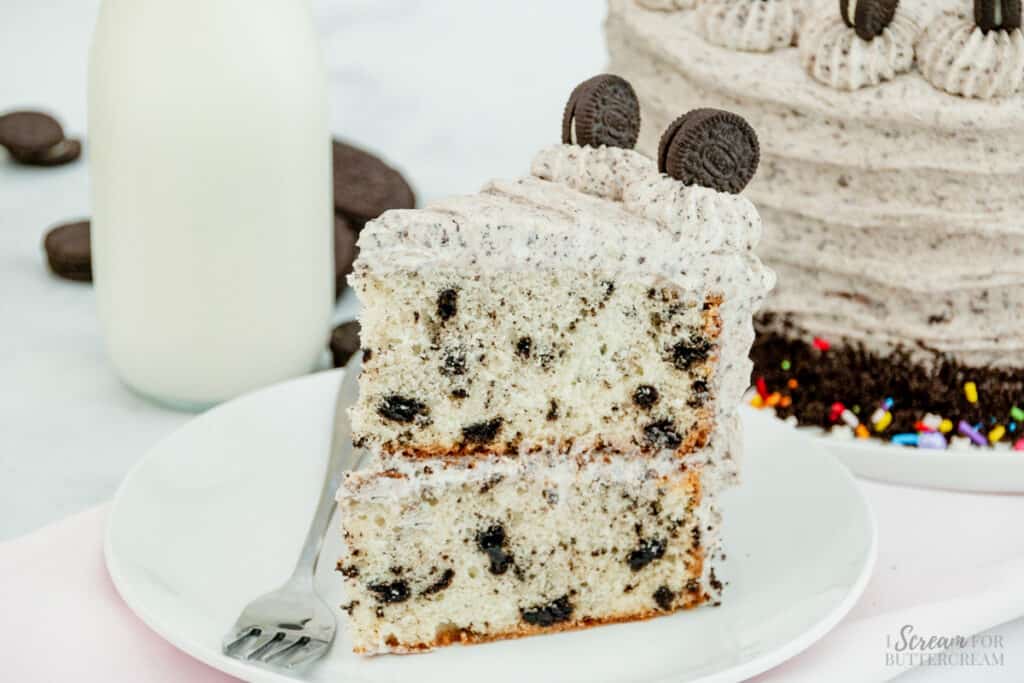 Cookies & Cream Cake (Oreo Cake) with Oreo Frosting I Scream for