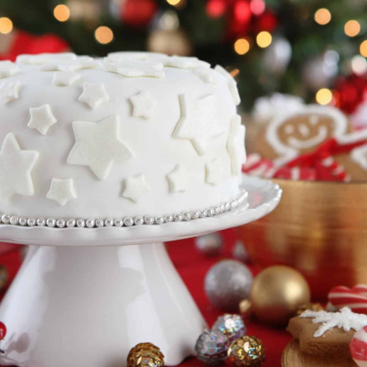34 Christmas Cakes That Are More Works of Art Than They Are Dessert –  SheKnows